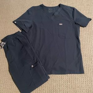 Men’s FIGS medium scrub top and small scrub pants in Dark Harbor